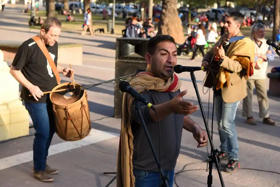 MÚSICA EN VIVO. Bandas tucumanas prestaron su talento para musicalizar la  reunión.  