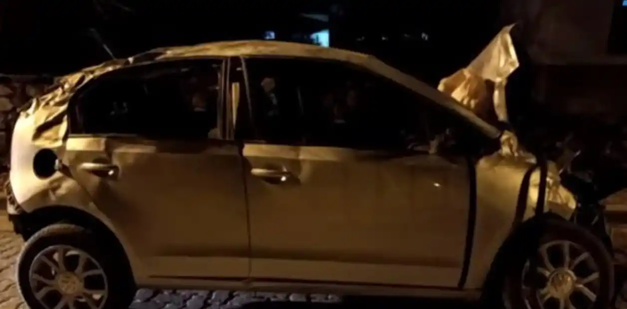 Así quedó el automóvil que volcó en la madrugada del sábado
