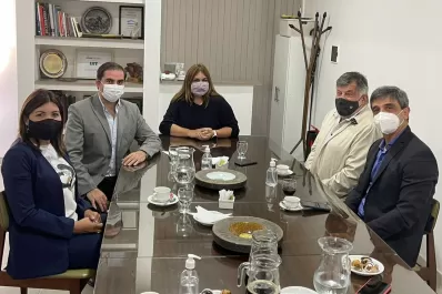 Pablo Yedlin y Sandra Mendoza, con autoridades de la Unión Industrial Tucumán