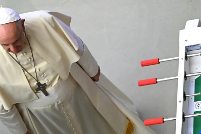 El Papa mostró su costado futbolero y jugó al metegol en la Audiencia General