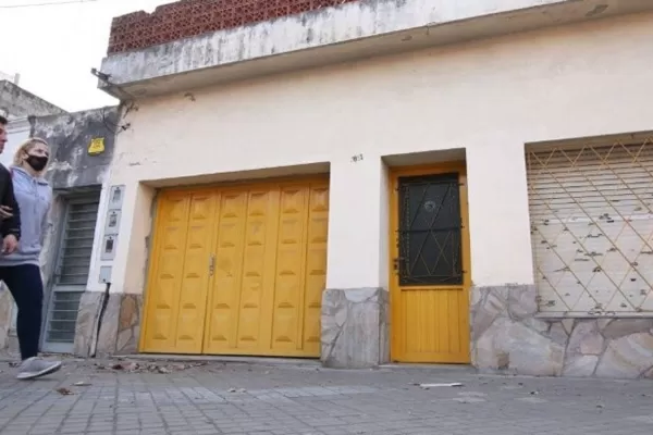 Horror en Rosario: la encontraron asesinada adentro de un ropero y detuvieron a su hijo