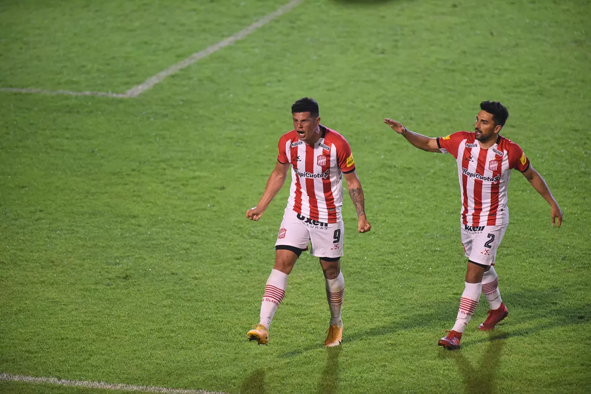 DESAHOGO. Estigarribia festeja, con “Maxi” Martínez como testigo, el tercer gol del equipo y el primero suyo en dos meses.
