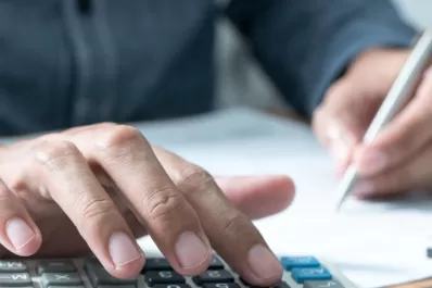 La fuerte carga impositiva encarece el financiamiento de familias y empresas