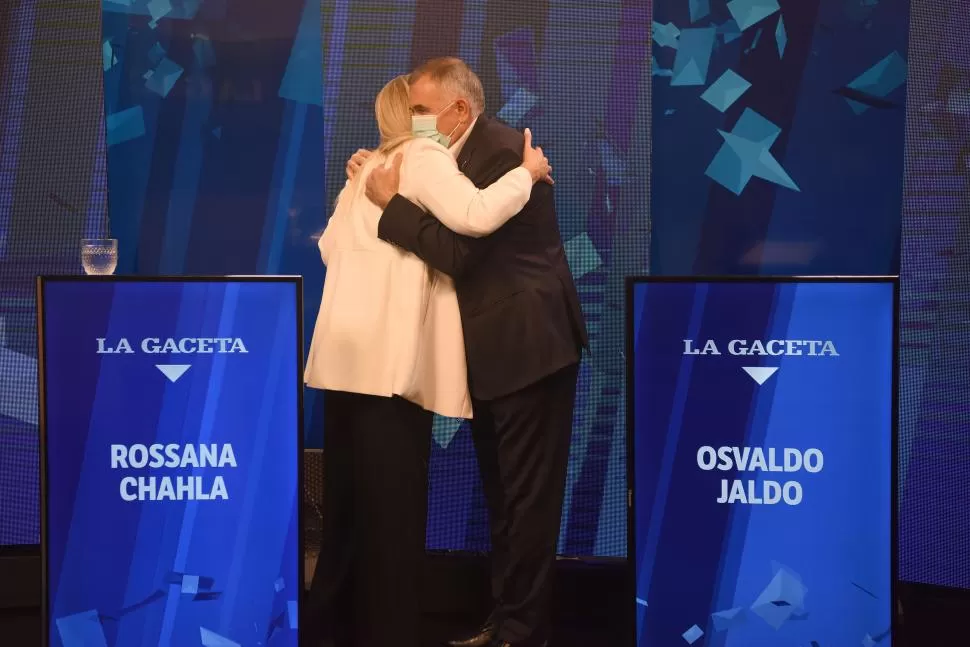  COMPAÑEROS. El vicegobernador, Osvaldo Jaldo, se abraza con la ministra de Salud, Rossana Chahla, en los estudios de LA GACETA; no hubo discordia entre ellos. 