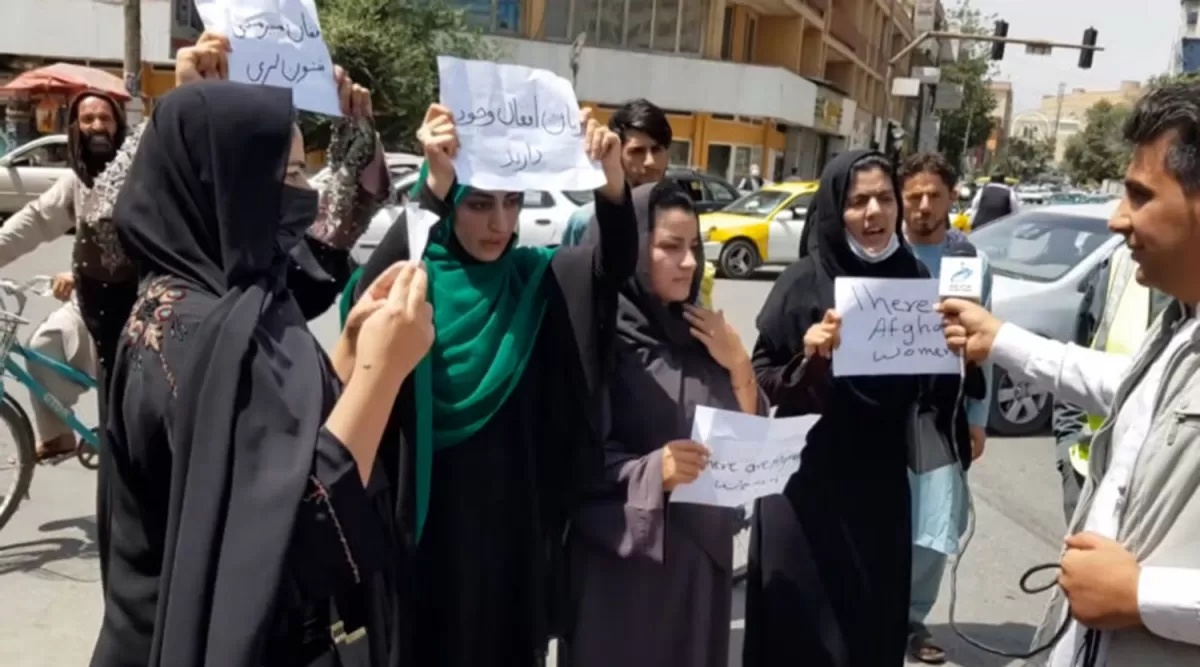 Mujeres afganas empiezan a  desafiar al régimen talibán