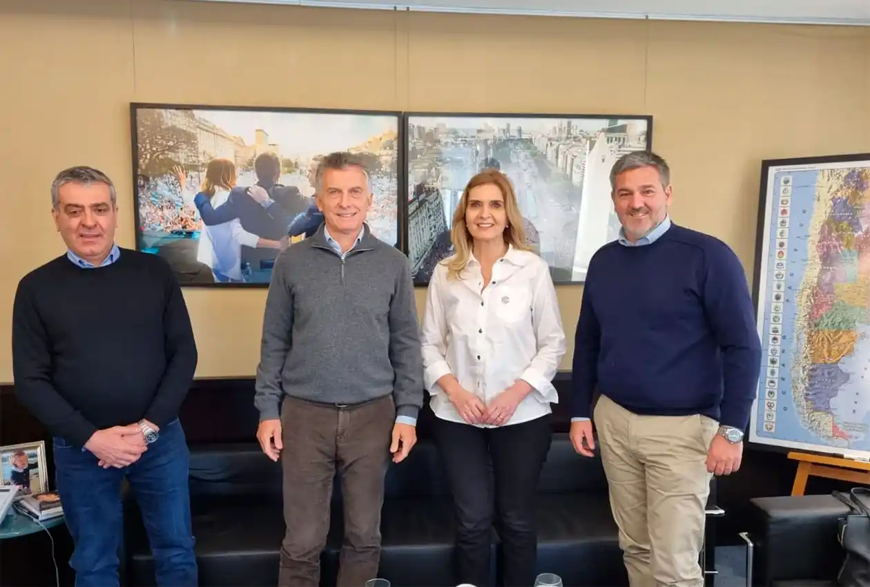 Macri irrumpió en la campaña electoral de Tucumán y se mostró con Cano y Elías de Pérez