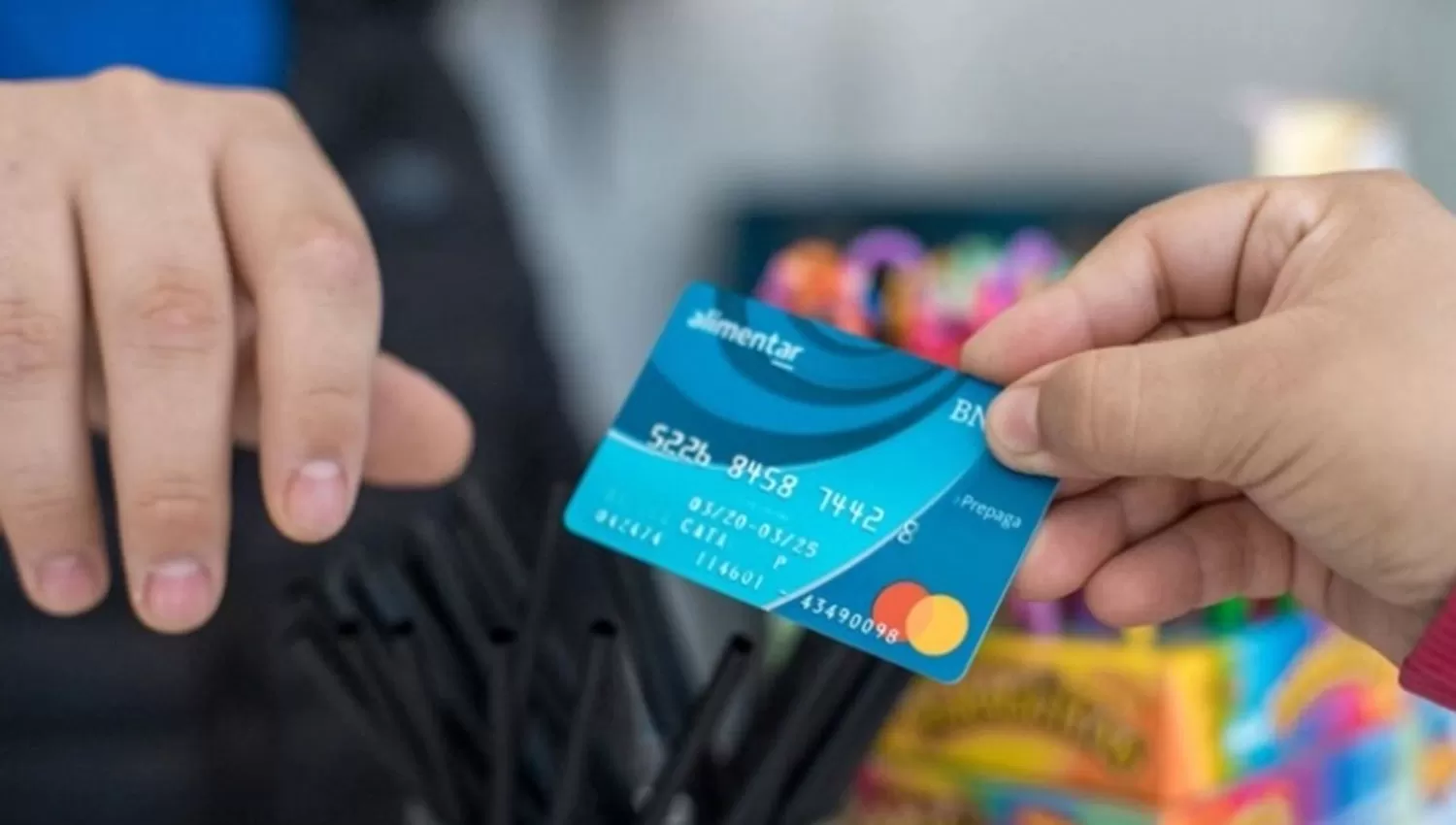 AYUDA. La tarjeta AlimentAR permite comprar alimentos a las personas con bajos ingresos.