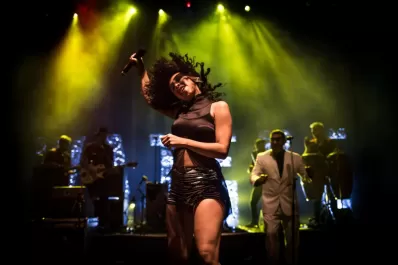 Con cumbia, La Delio Valdez viene a exorcizar la tristeza