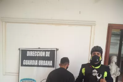 Empleados de un local de comidas de barrio Norte atraparon a un joven que entró a robar