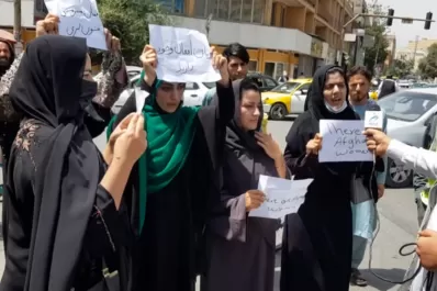 Mujeres afganas empiezan a  desafiar al régimen talibán