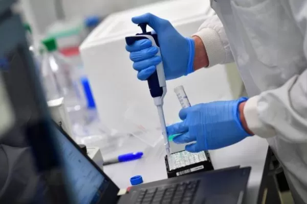 Reino Unido: aprobaron la primera terapia de anticuerpos contra la covid-19