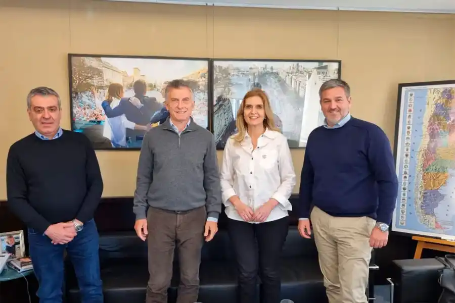 Macri irrumpió en la campaña electoral de Tucumán y se mostró con Cano y Elías de Pérez