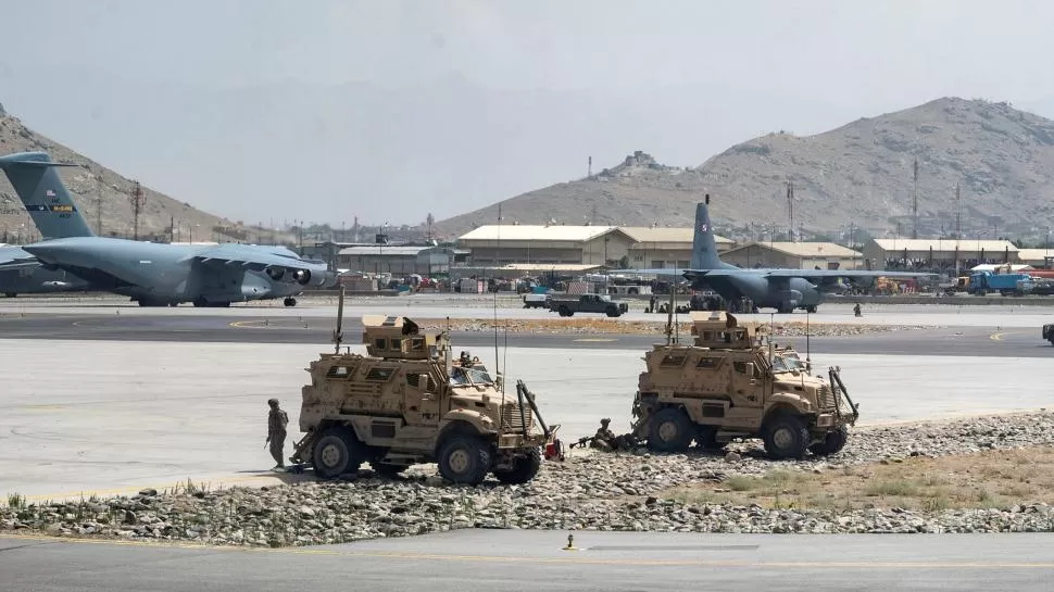 CUSTODIA. Soldados estadounidenses patrullan el aeropuerto de Kabul.  