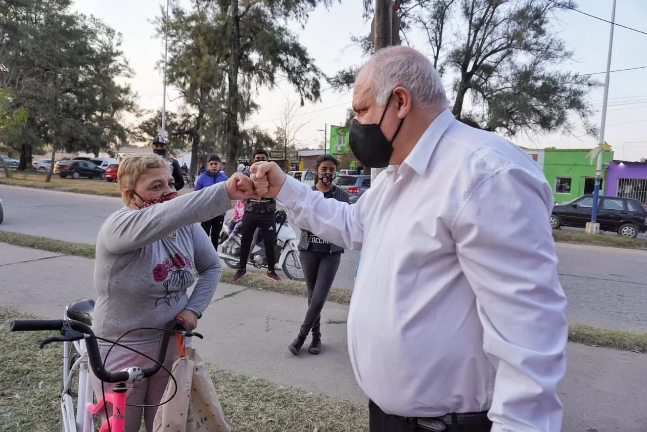 EN RANCHILLOS. Masso, precandidato del FAT, saluda a una vecina en un recorrido de campaña. Foto: @FedeMassoTuc