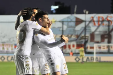 Racing se aprovechó de Arsenal en Sarandí y se acercó a Independiente