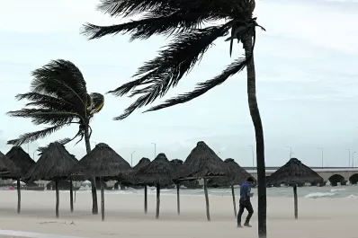 El huracán Grace cae con fuerza en México