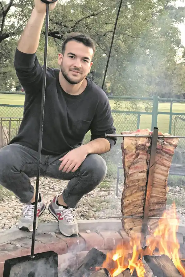 JUNTO AL FUEGO. Steven Zelicovich tiene la cuenta asando.ando.