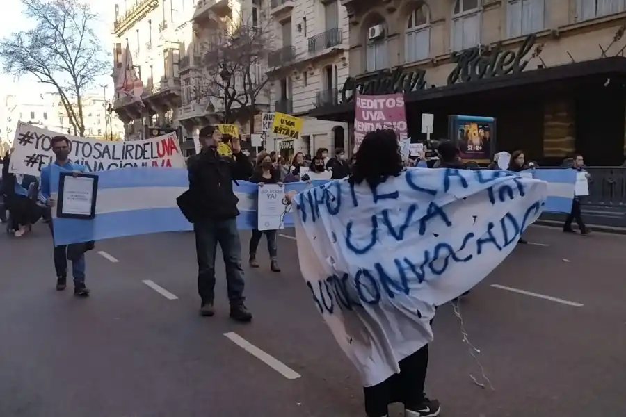 MARCHA EN TODO EL PAIS. Los hipotecados UVAs piden el fin de los préstamos que se ajustan por inflación. FOTOS TOMADAS DE LOS COLECTIVOS DE AUTOCONVOCADOS