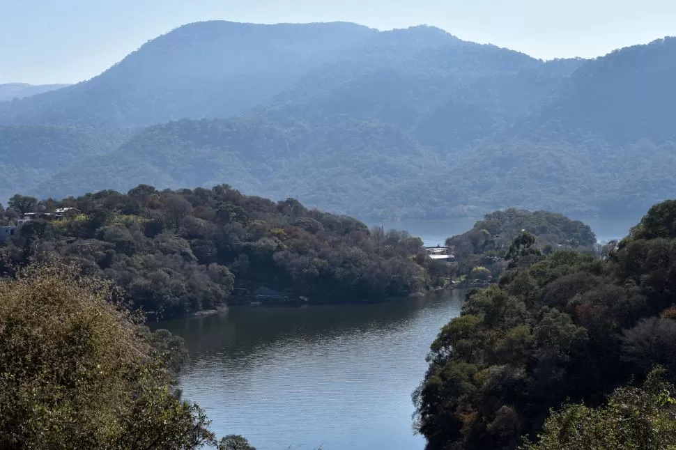 UNA ESPECIE DE PARAÍSO. Los paisajes y el nivel de agua del lago transforman a la zona del río Tapia en uno de los tesoros de El Cadillal. 