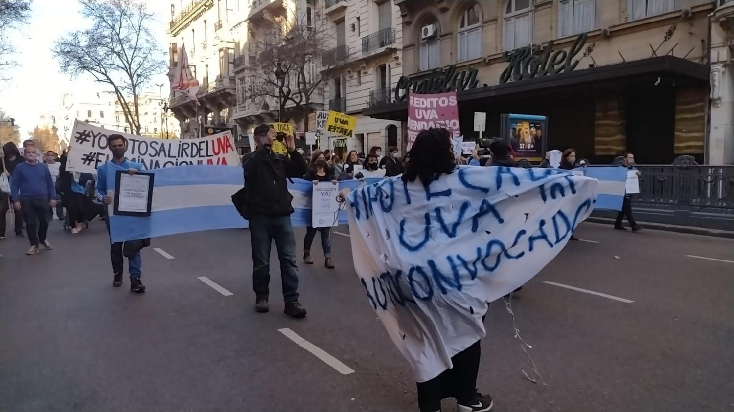 MARCHA EN TODO EL PAIS. Los hipotecados UVAs piden el fin de los préstamos que se ajustan por inflación. FOTOS TOMADAS DE LOS COLECTIVOS DE AUTOCONVOCADOS