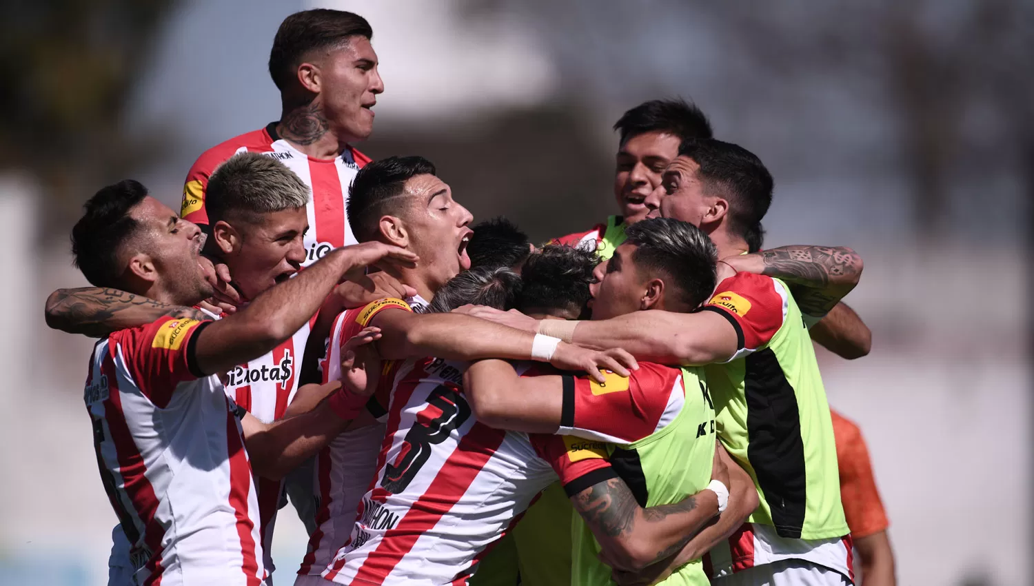FESTEJO. Los jugadores de San Martín celebran el primer gol del partido, anotado por Diarte.