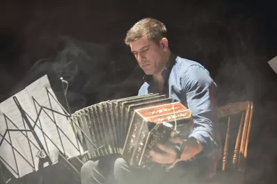 Daniel Ruggiero: la voz de un fuelle se ilumina con colores sinfónicos