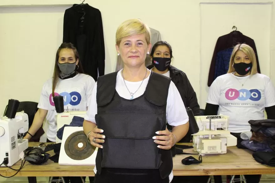 Los chalecos son confeccionados por costureras de los barrios rosarinos Prensa UNO