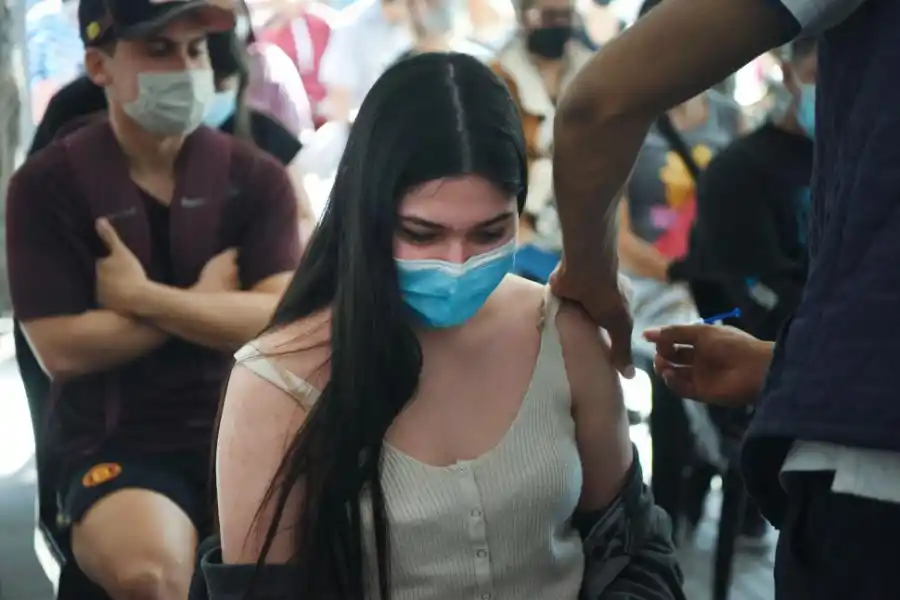 LA ÚNICA SOLUCIÓN. A estas alturas, la gente, en su mayoría, ya no discute como antes si la vacunación es efectiva. LA GACETA / FOTO DE ANALIA JARAMILLO