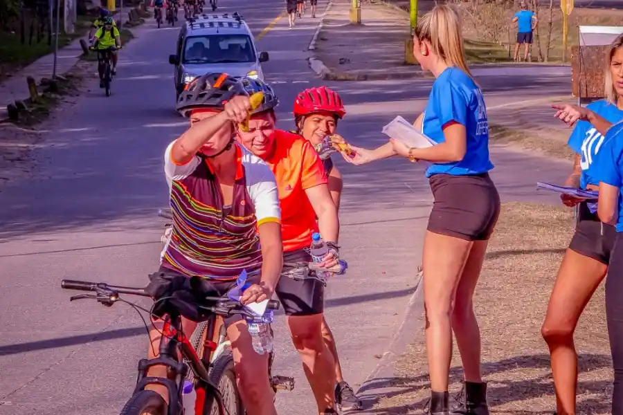 Rumbo a las PASO: Bussi dialogó con deportistas, runners e influencers en la rotonda de acceso a Horco Molle