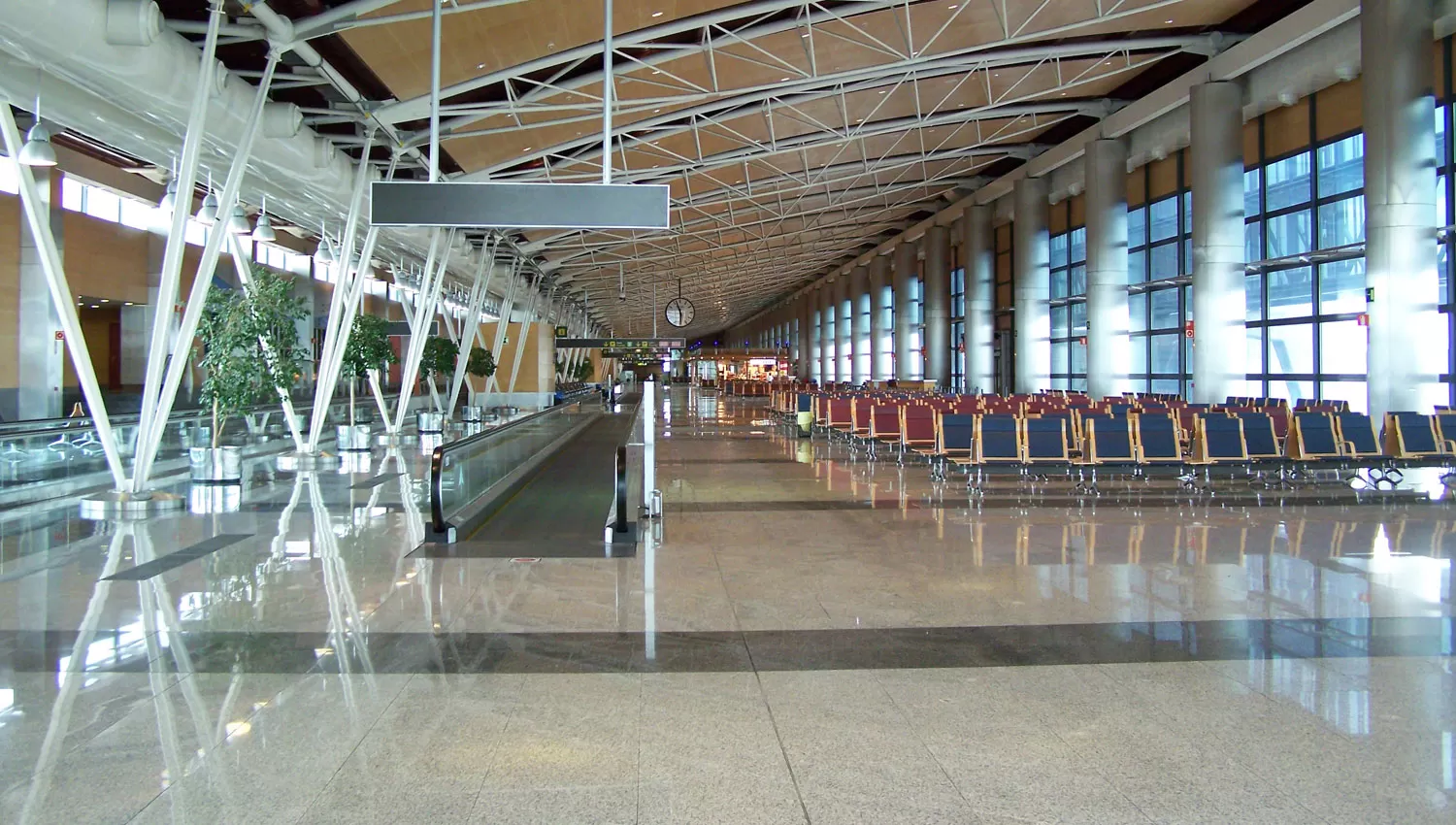 NUEVAS CONDICIONES. Los argentinos llegan habitualmente a la Terminal 1 del aeropuerto de Barajas, en Madrid.