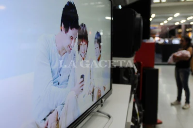 Conocé cuántos días debe trabajar un argentino para comprarse una notebook, un celular o un Smart TV