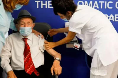 Israel sostiene que una tercera dosis mejoró la protección contra la covid-19