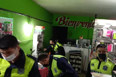 Allanaron un local donde compraban y vendían celulares robados