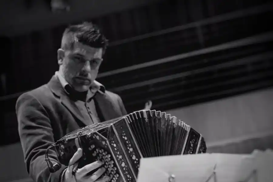 Daniel Ruggiero: la voz de un fuelle se ilumina con colores sinfónicos