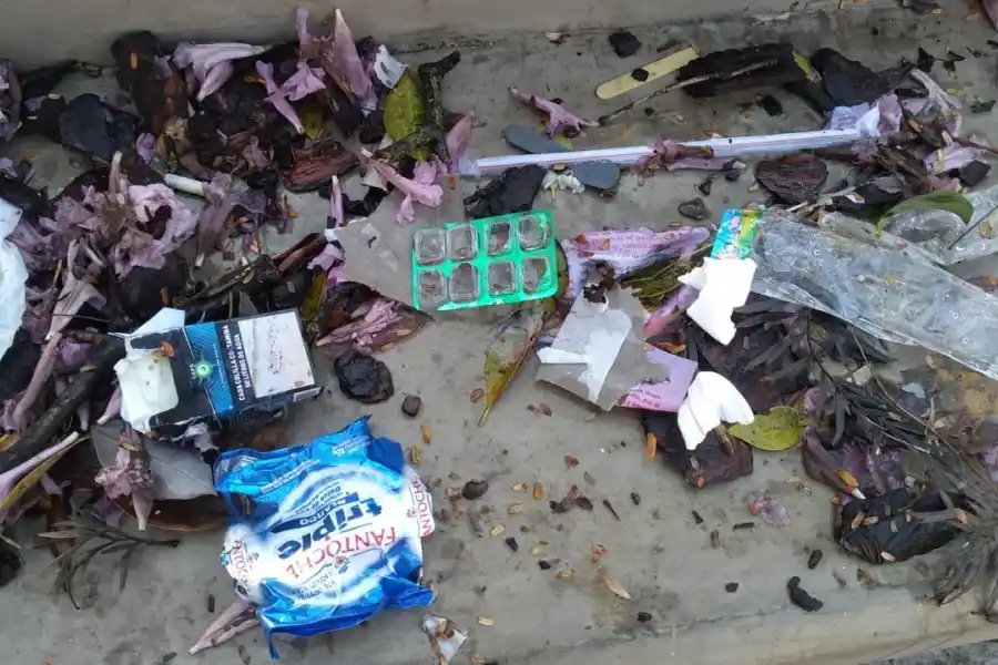 BASURA EN LA FUENTE DE LA PLAZA INDEPENDENCIA.