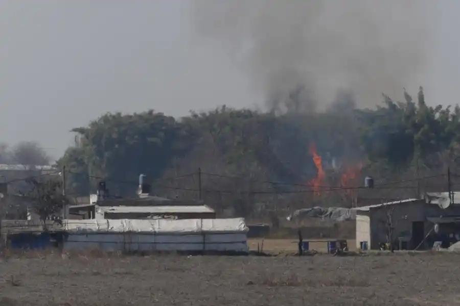 FUEGO. Los incendios en cañaverales y en pastizales son focos de contaminación que dañan a los vecinos de Monteros y de Concepción. LA GACETA