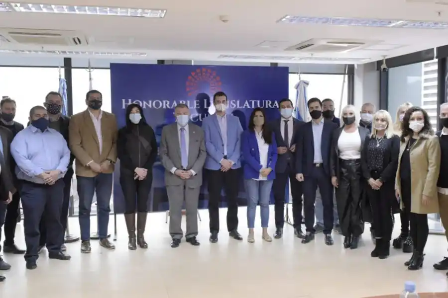 VISITA A LA LEGISLATURA. Jaldo recibió a integrantes de Cámaras Unidas de Tucumán. Foto: Prensa HLT