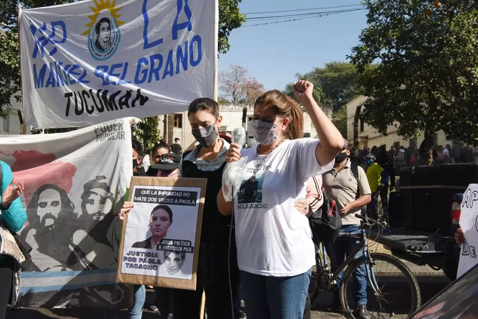 PEDIDO DE JUSTICIA. Mariela Tacacho, madre de la docente asesinada, encabezó la semana pasada un reclamo por su hija frente a la Legislatura. 