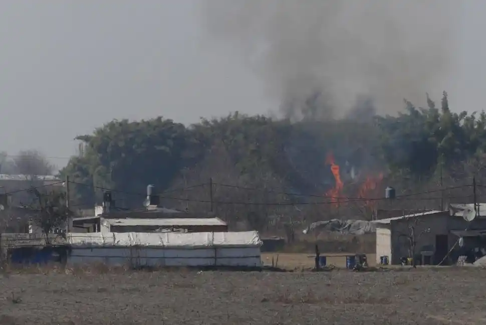 FUEGO. Los incendios en cañaverales y en pastizales son focos de contaminación que dañan a los vecinos de Monteros y de Concepción. LA GACETA
