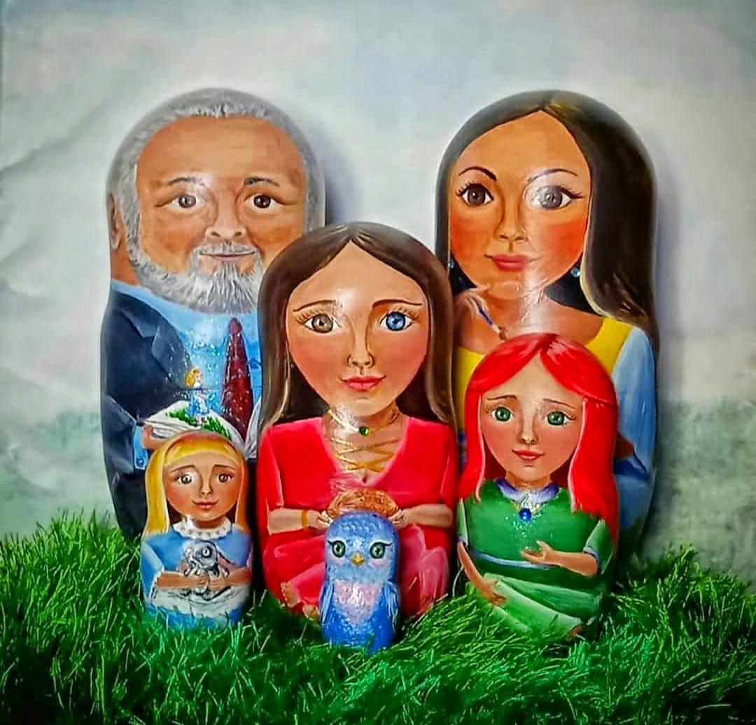 Una artista realizó el set de muñecas 