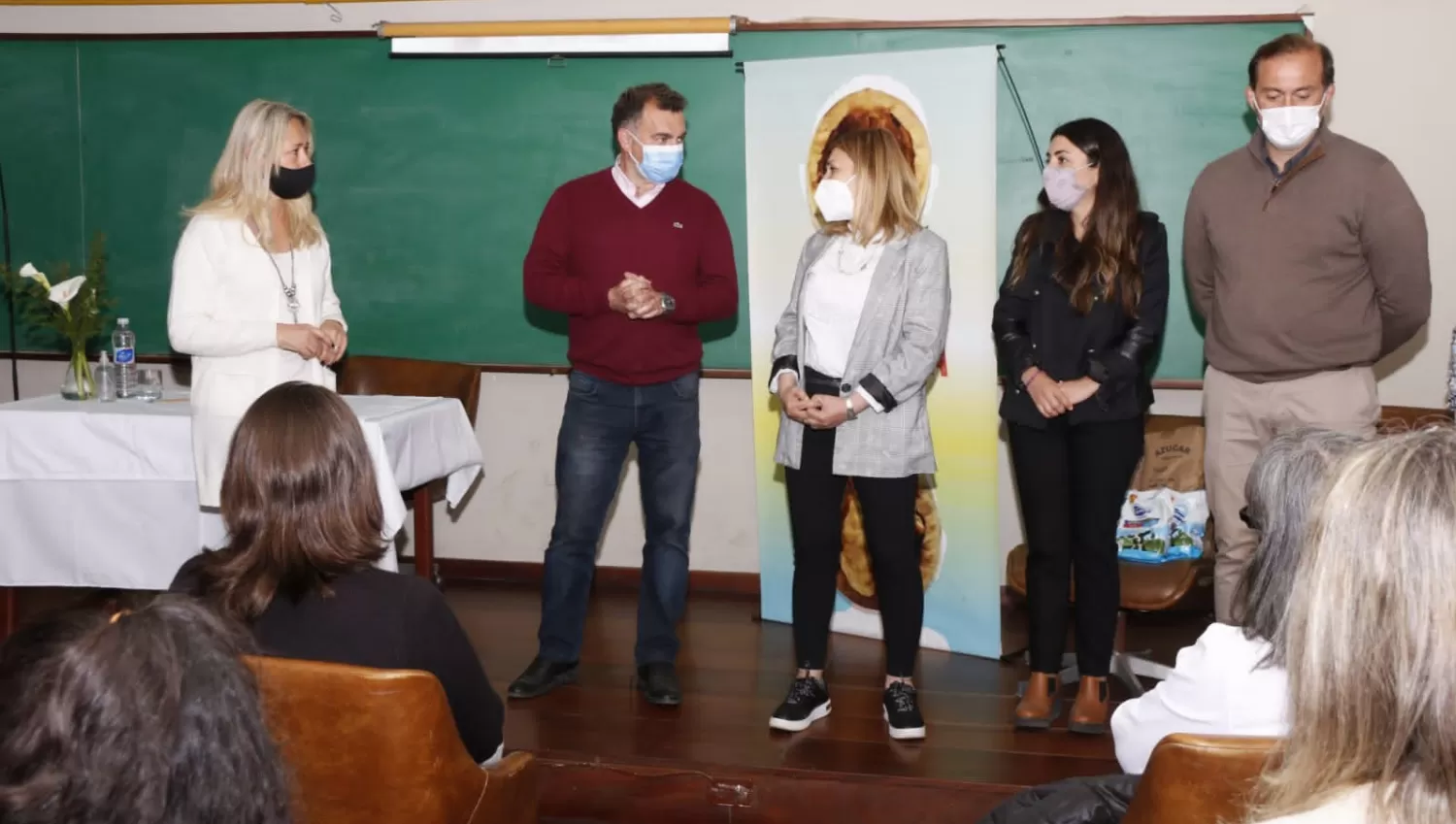 EN CAMPAÑA. La diputada Beatriz Ávila y el legislador Raúl Albarracín visitaron las instalaciones de la Fundación Nutrir.