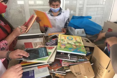 Llevaron 300 libros para la escuela que no tiene “alumnos cibernéticos”