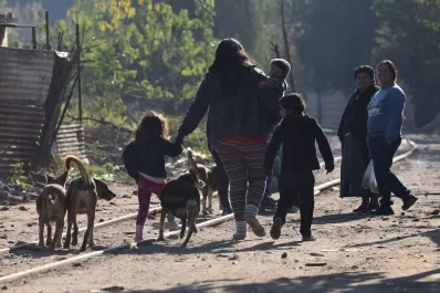 Según el Indec, la pobreza bajó de 40,6% a 37,3% y la indigencia descendió a un dígito: 8,2%