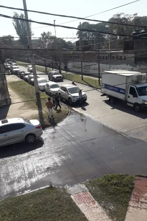 Vecinos reclaman por una “laguna de cloaca eterna” en Lucas Córdoba y Don Bosco