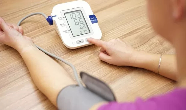 PRESIÓN. El tensiómetro digital mide de forma precisa la tensión arterial. 