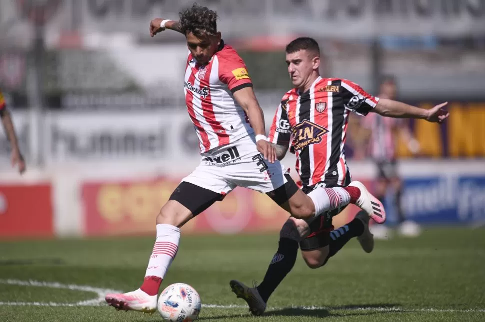 YA LE PRENDIÓ MECHA. Diarte está a punto de sacar el zurdazo que rompió el arco de Trípodi. El lateral marcó el golazo que abrió el juego en San Martín.  