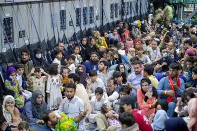 Una carrera para evacuar a todos antes del 31 de agosto