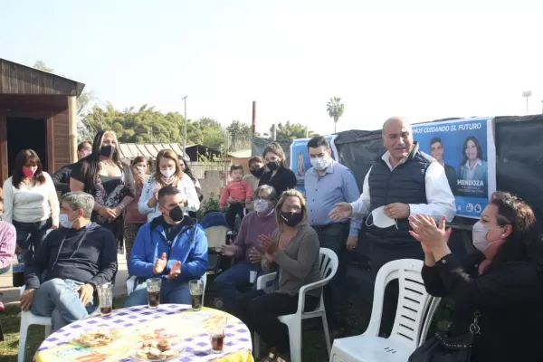 Manzur recorrió Bella Vista y dialogó con los vecinos