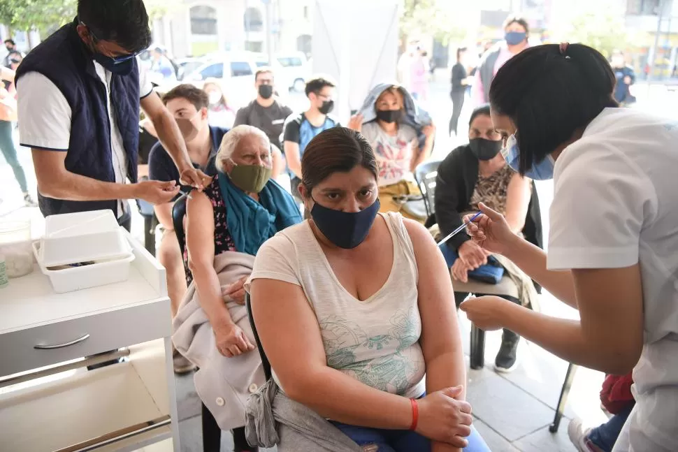 A PONER EL BRAZO. Las dos dosis de la vacuna de cualquier laboratorio son fundamentales para evitar casos graves de la variante Delta.  