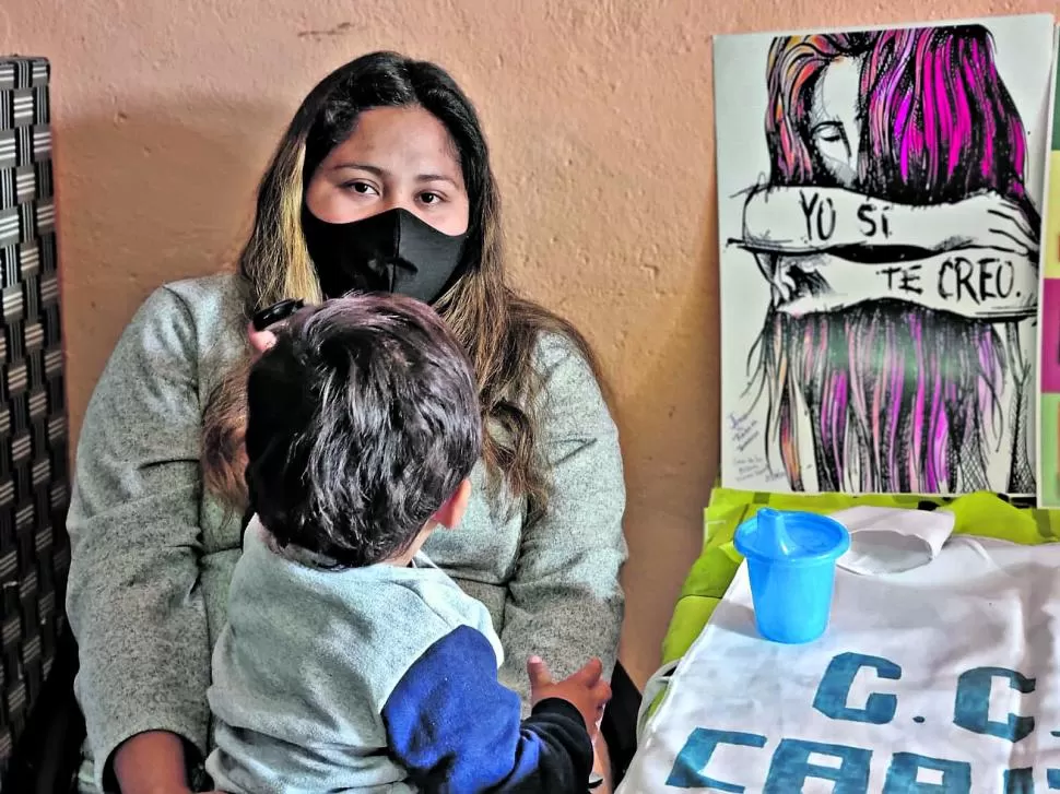 EN LIBERTAD. La absuelta Jessica Osores alza a uno de sus hijos en su casa de San Cayetano, donde estuvo encerrada más de 11 meses. 